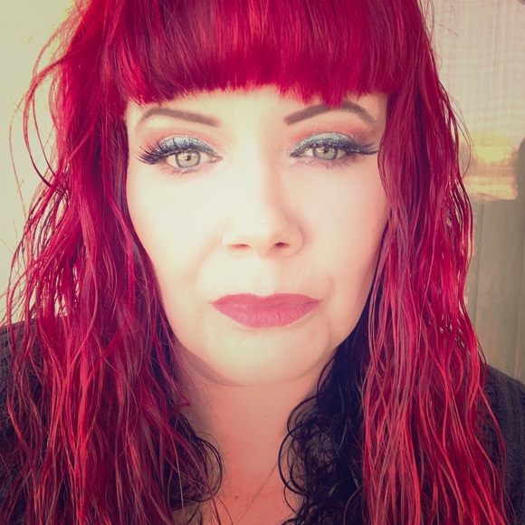 Meet your Posher ; Jen Fulwiler!! ❤️ - Picture 1 of 1